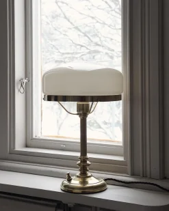 Karlskrona Lampfabrik Bordslampor|Bordslampor I Mässing|Bordslampa - Karlfeldt mässing, vit skärm