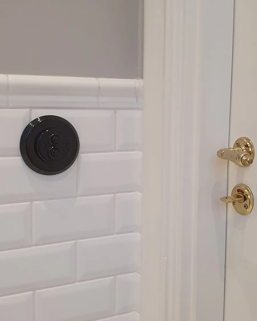 Fontini S.A. Dubbel Strömbrytare Med Dimmer|Strömbrytare Med Dimmer|Dimmer dubbel tryckknapp svart porslin - Fontini infällt