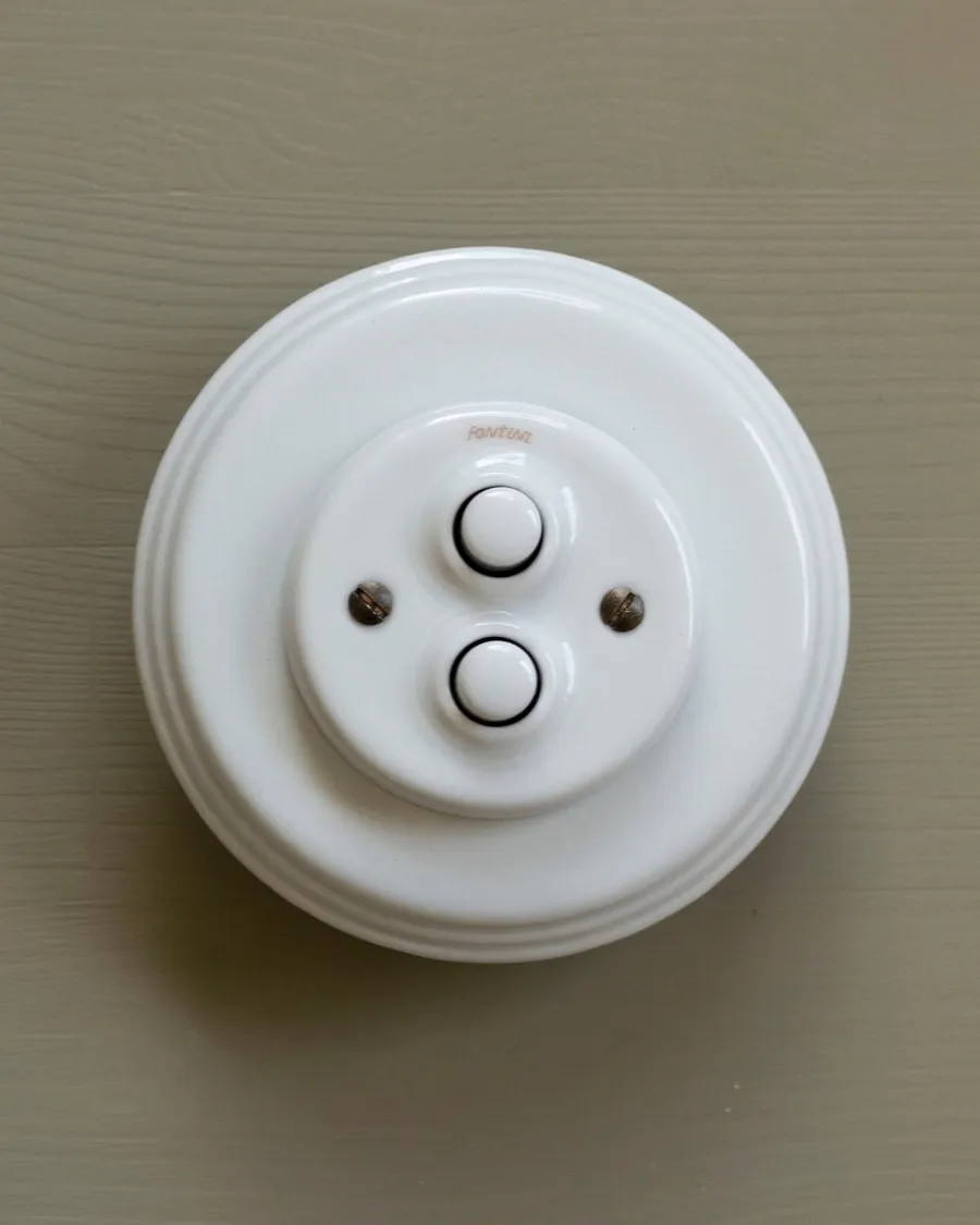 Fontini S.A. Dubbel Strömbrytare Med Dimmer|Strömbrytare Med Dimmer|Dimmer dubbel tryckknapp vitt porslin - Fontini infällt