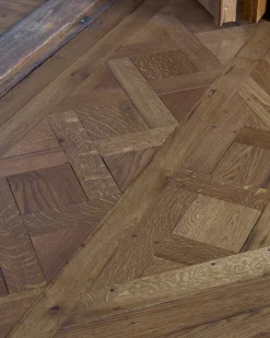 Seastone South AB Ekgolv – Massiv & Återvunnen Ek|Ekgolv|Panelgolv Versailles - Återvunnen antik ek 23x1000x1000 mm
