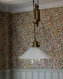 Karlskrona Lampfabrik Skomakarlampor Med Hiss|Skomakarlampor|Taklampa - Skomakarhiss mässing, vit skärm 25 cm