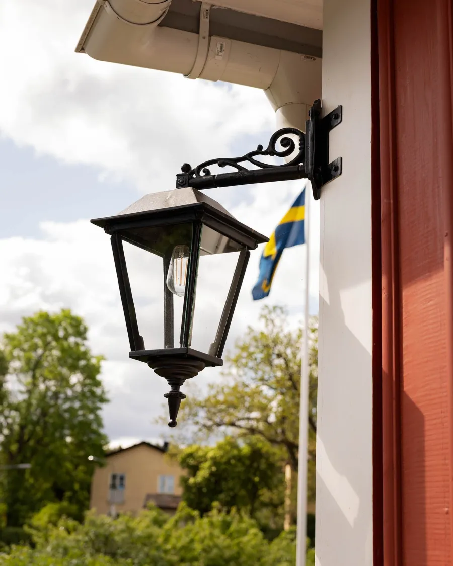 Kulturjern AB Gjutjärnslyktor|Gjutjärnslyktor|Utomhuslampa - Fasadlykta Solgård M4 hängande