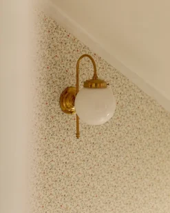Karlskrona Lampfabrik Vägglampor Med Glaskupa|Vägglampor I Mässing|Vägglampa - Blomberg 80 mässing, klot opalvit