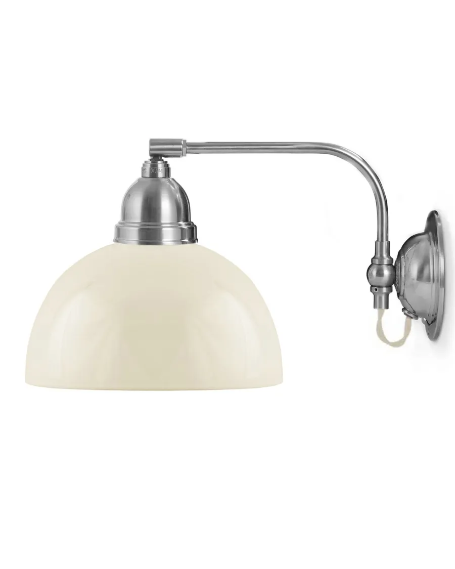 Karlskrona Lampfabrik Vägglampor I Nickel|Vägglampor Med Glaskupa|Vägglampa - Gripenberg nickel, benvit halvsfär, vit