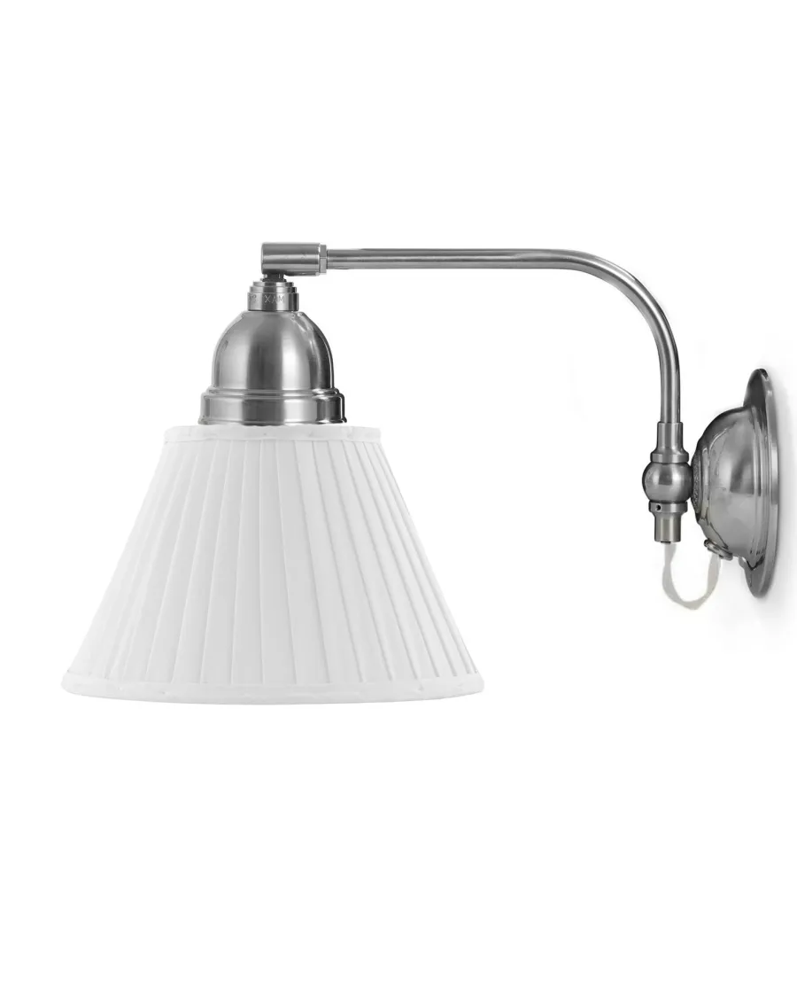 Karlskrona Lampfabrik Vägglampor I Nickel|Vägglampor Med Tygskärm|Vägglampa - Gripenberg nickel, vit tygskärm, vit