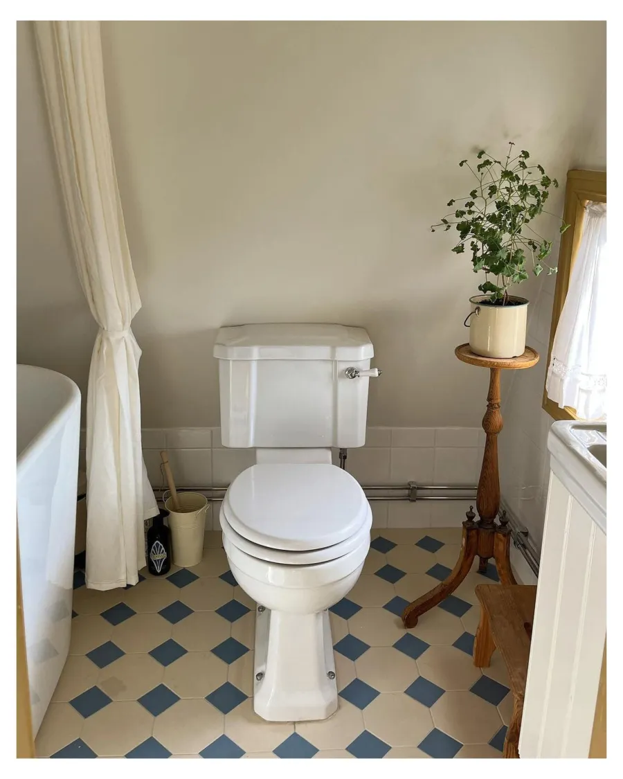 Badex AB Golvstående Toaletter|WC - Burlington golvstående toalett, smal cistern & sits, gulddetaljer