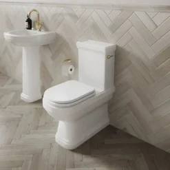 Badex AB Golvstående Toaletter|WC - Riviera golvstående toalett, P-lås med sits & behandlad mässing