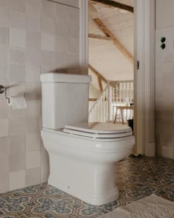 Badex AB Golvstående Toaletter|WC - Riviera golvstående toalett, P-lås med sits & behandlad mässing