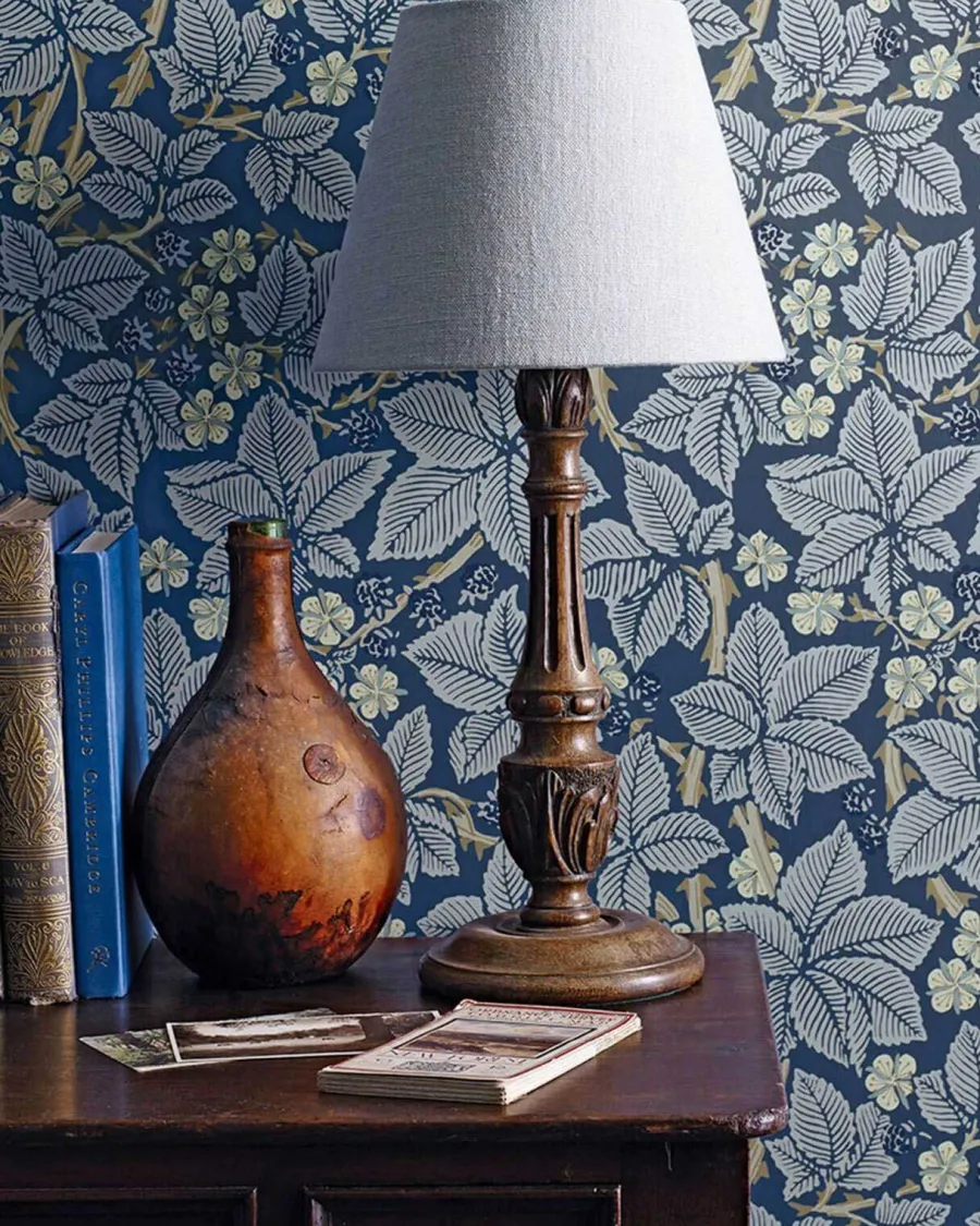 Sanderson Design Group Brands Ltd Mönstrade Tapeter|Blommiga Tapeter|William Morris & Co. Tapet - Bramble Indigo