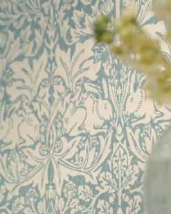 Sanderson Design Group Brands Ltd Mönstrade Tapeter|Blommiga Tapeter|William Morris & Co. Tapet - Brer Rabbit Indigo/Vellum