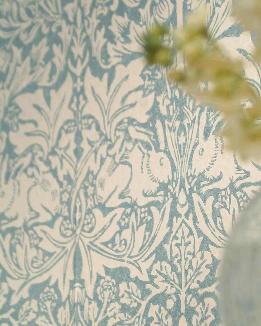 Sanderson Design Group Brands Ltd Mönstrade Tapeter|Blommiga Tapeter|William Morris & Co. Tapet - Brer Rabbit Slate/Vellum