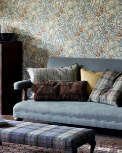 Sanderson Design Group Brands Ltd Mönstrade Tapeter|Blommiga Tapeter|William Morris & Co. Tapet - Golden Lily Green/Red