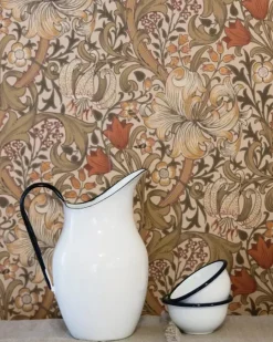 Sanderson Design Group Brands Ltd Mönstrade Tapeter|Blommiga Tapeter|William Morris & Co. Tapet - Golden Lily Pale Biscuit