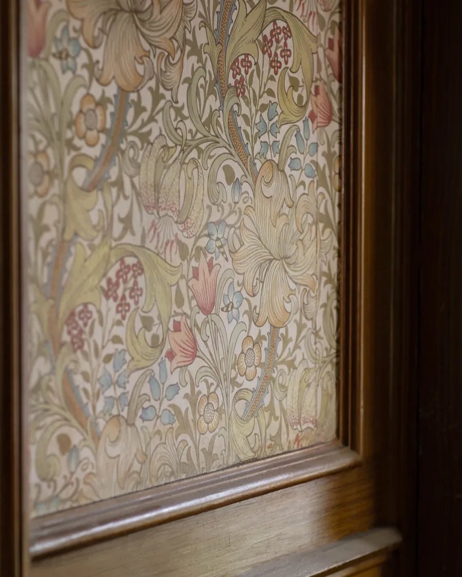 Sanderson Design Group Brands Ltd Mönstrade Tapeter|Blommiga Tapeter|William Morris & Co. Tapet - Golden Lily Slate/Manilla