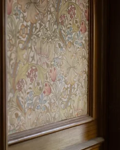 Sanderson Design Group Brands Ltd Mönstrade Tapeter|Blommiga Tapeter|William Morris & Co. Tapet - Golden Lily Fig/Burnt orange