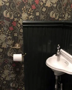 Sanderson Design Group Brands Ltd Mönstrade Tapeter|Blommiga Tapeter|William Morris & Co. Tapet - Golden Lily Charcoal/Olive