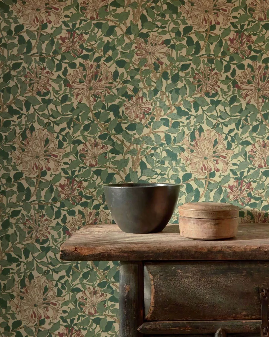 Sanderson Design Group Brands Ltd Mönstrade Tapeter|Blommiga Tapeter|William Morris & Co. Tapet - Honeysuckle cream/chocolate
