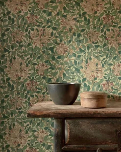 Sanderson Design Group Brands Ltd Mönstrade Tapeter|Blommiga Tapeter|William Morris & Co. Tapet - Honeysuckle Green/Coral/Pink