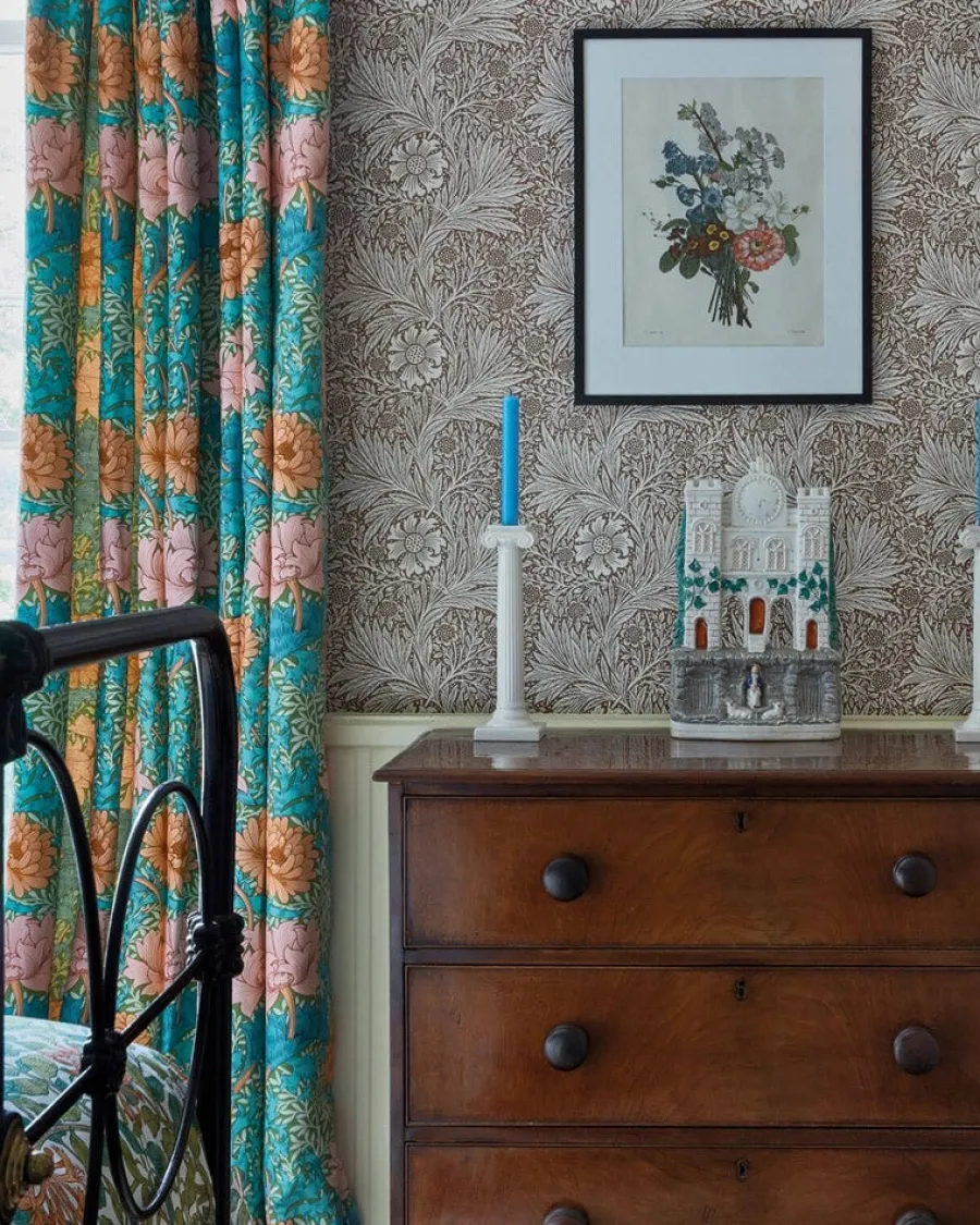 Sanderson Design Group Brands Ltd Mönstrade Tapeter|Blommiga Tapeter|William Morris & Co. Tapet - Marigold Chocolate/Cream